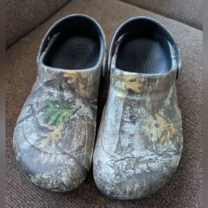 CROCS Men's Camouflage Slippers